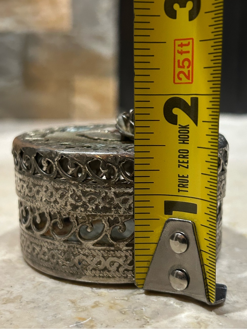 vintage silver-plated trinket box featuring a detailed filigree mesh design - Picture 10 of 10